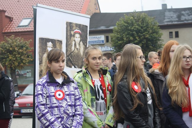 Młodzież rozdawała flagi - zdjęcia