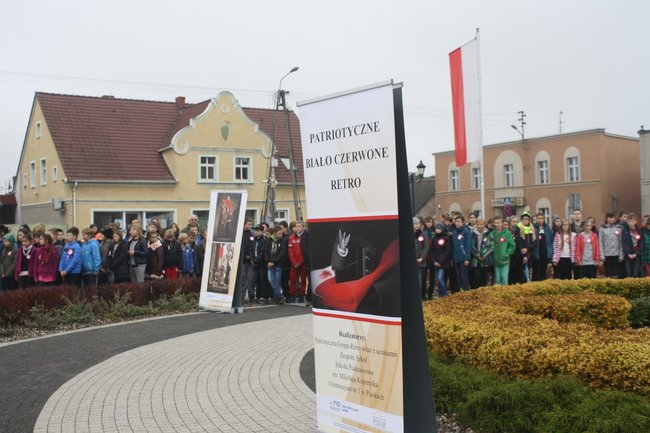 Młodzież rozdawała flagi - zdjęcia