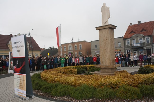 Młodzież rozdawała flagi - zdjęcia