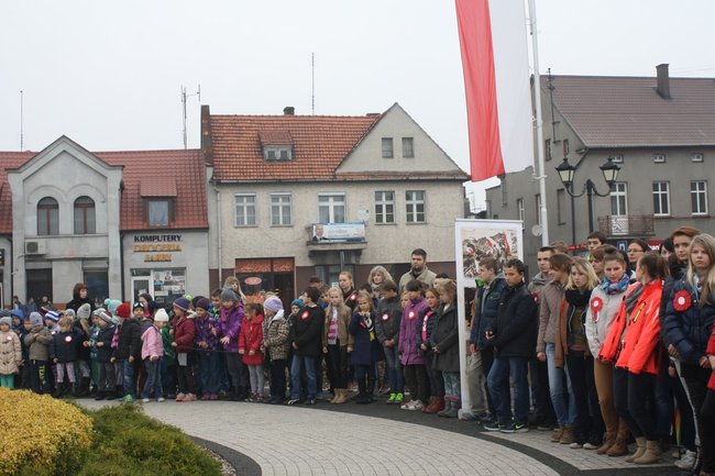 Młodzież rozdawała flagi - zdjęcia