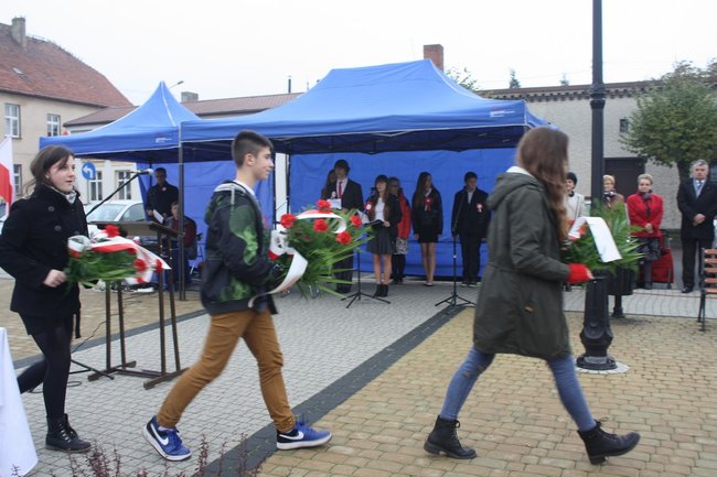 Młodzież rozdawała flagi - zdjęcia