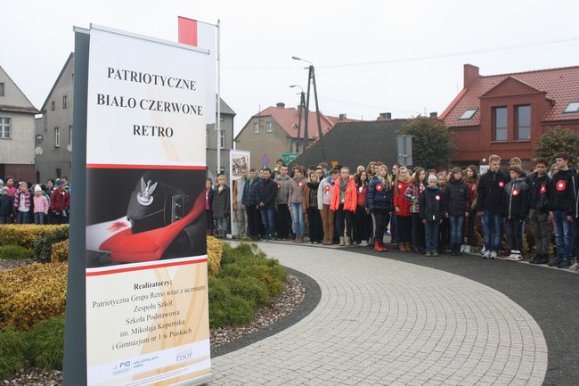 Młodzież rozdawała flagi - zdjęcia