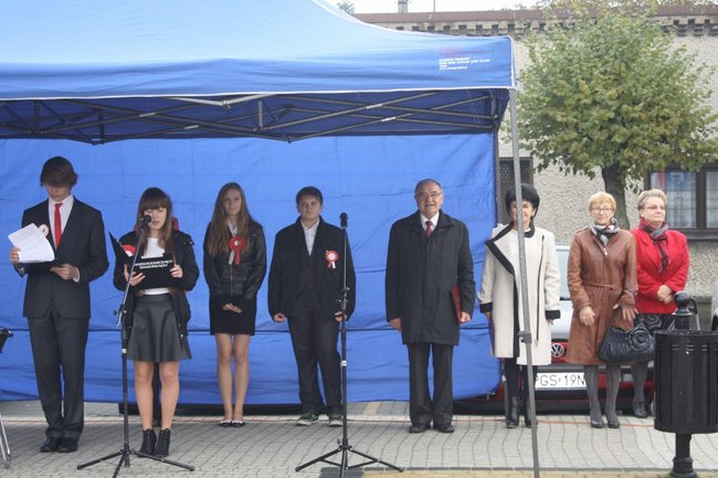 Młodzież rozdawała flagi - zdjęcia