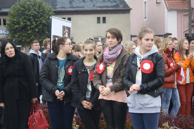 Młodzież rozdawała flagi - zdjęcia