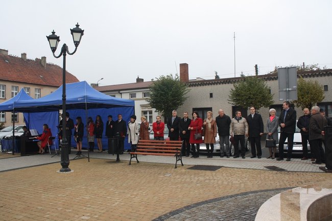 Młodzież rozdawała flagi - zdjęcia