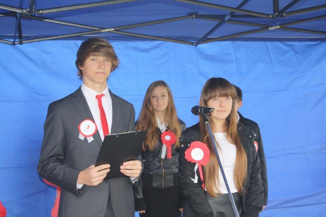 Młodzież rozdawała flagi - zdjęcia