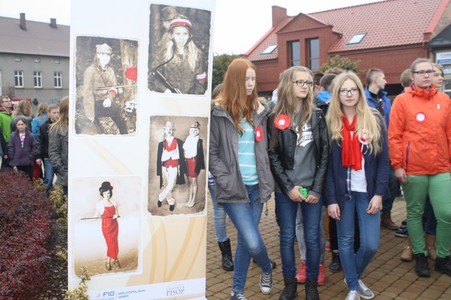 Młodzież rozdawała flagi - zdjęcia