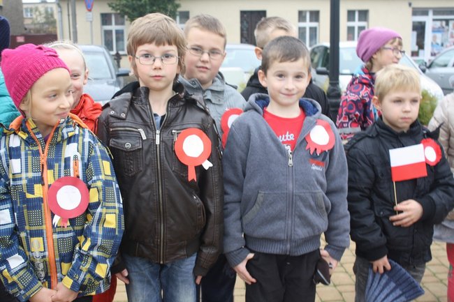 Młodzież rozdawała flagi - zdjęcia