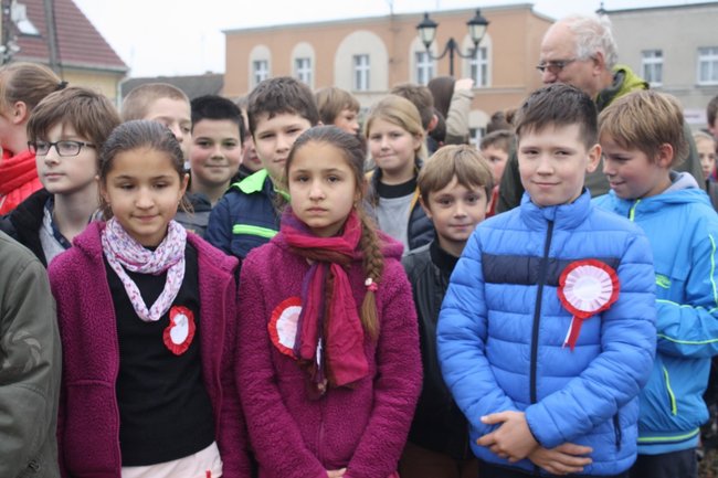 Młodzież rozdawała flagi - zdjęcia