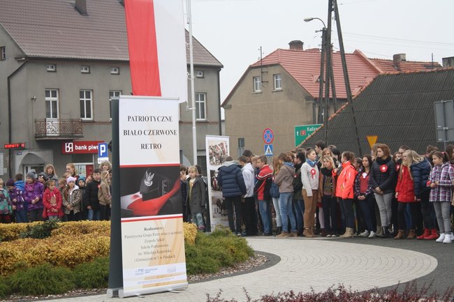 Młodzież rozdawała flagi - zdjęcia