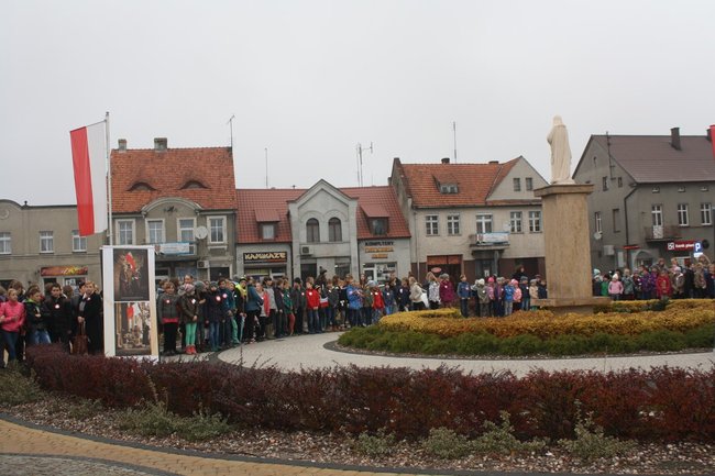 Młodzież rozdawała flagi - zdjęcia