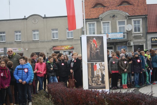 Młodzież rozdawała flagi - zdjęcia