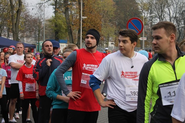 Sportowo-patriotyczna impreza - zdjęcia