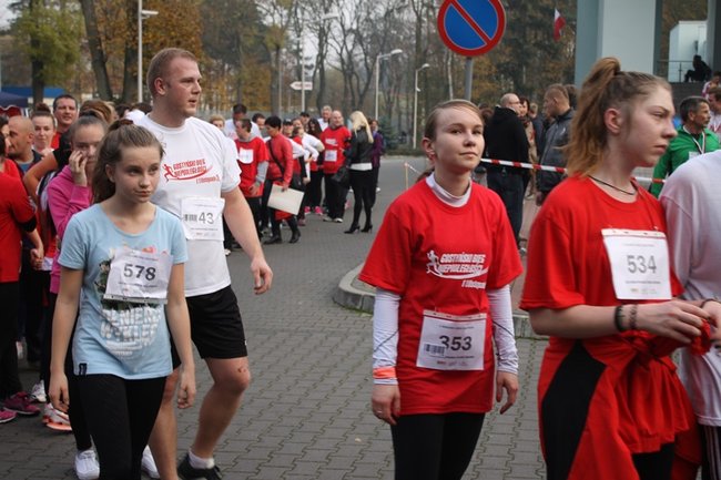 Sportowo-patriotyczna impreza - zdjęcia