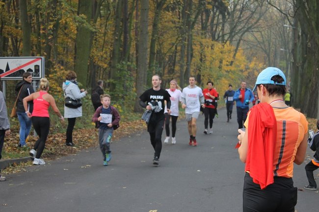 Sportowo-patriotyczna impreza - zdjęcia