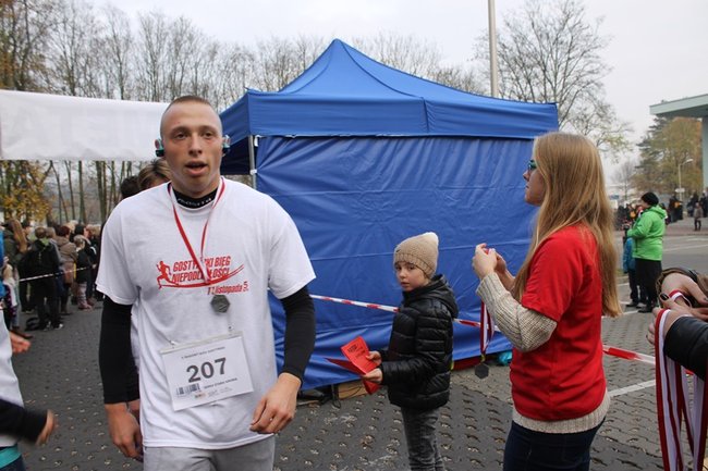 Sportowo-patriotyczna impreza - zdjęcia