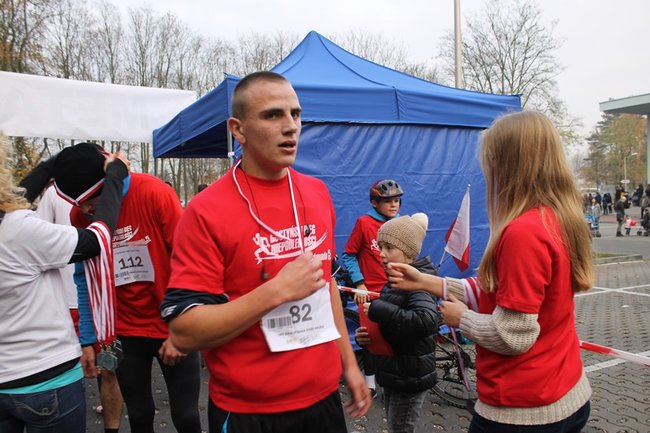 Sportowo-patriotyczna impreza - zdjęcia