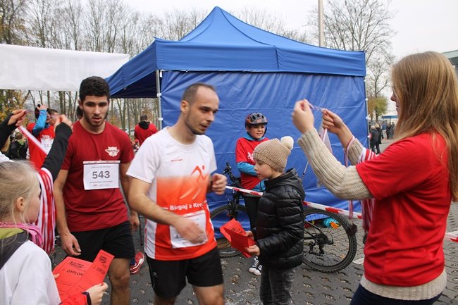 Sportowo-patriotyczna impreza - zdjęcia