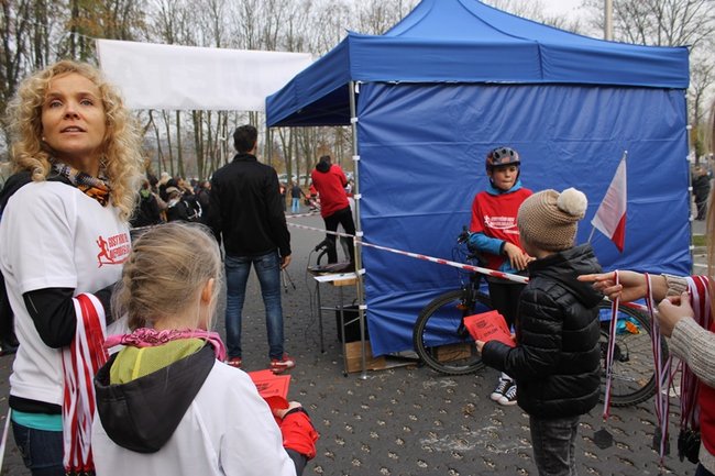Sportowo-patriotyczna impreza - zdjęcia