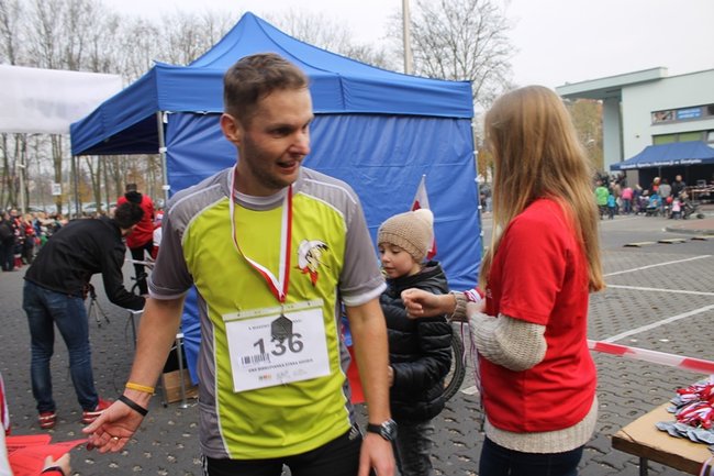 Sportowo-patriotyczna impreza - zdjęcia