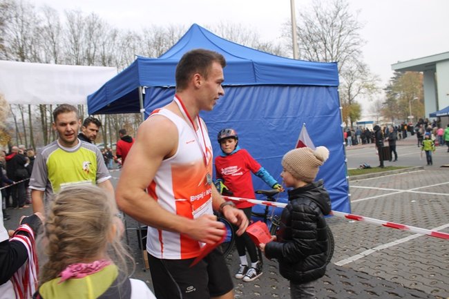 Sportowo-patriotyczna impreza - zdjęcia