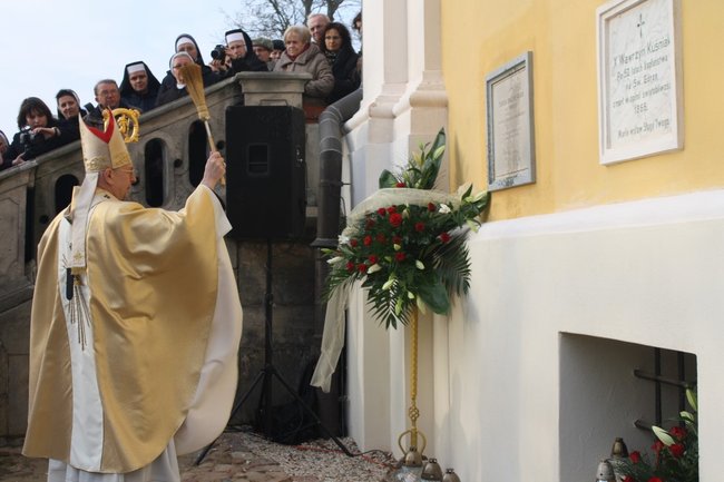 Biskup odsłonił tablicę - zdjęcia