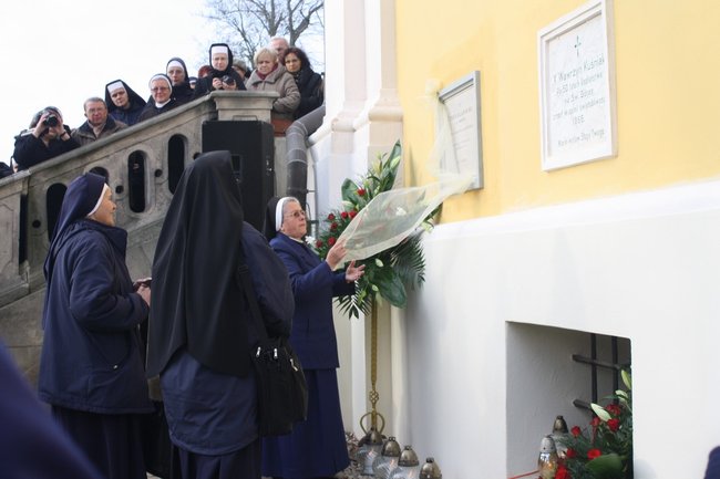 Biskup odsłonił tablicę - zdjęcia