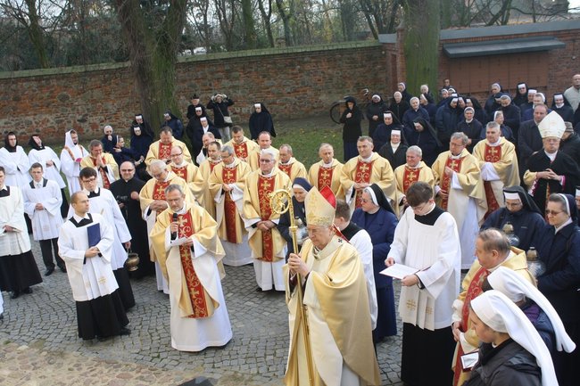 Biskup odsłonił tablicę - zdjęcia