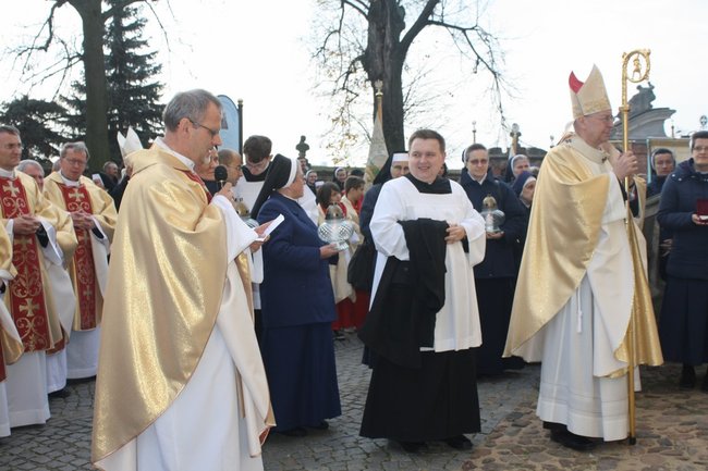 Biskup odsłonił tablicę - zdjęcia