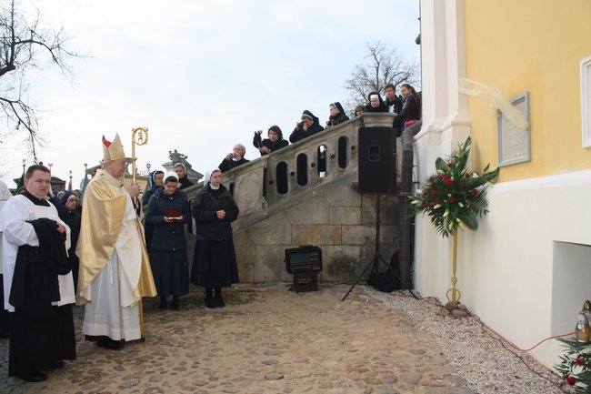 Biskup odsłonił tablicę - zdjęcia
