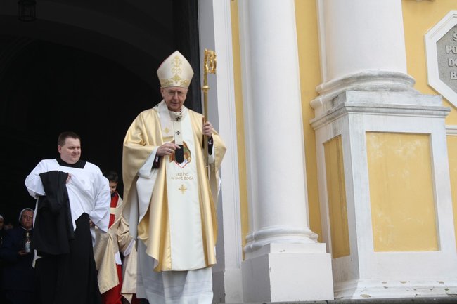 Biskup odsłonił tablicę - zdjęcia