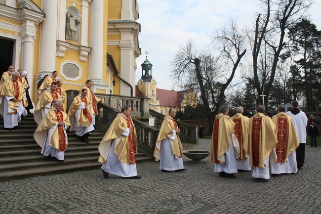 Biskup odsłonił tablicę - zdjęcia