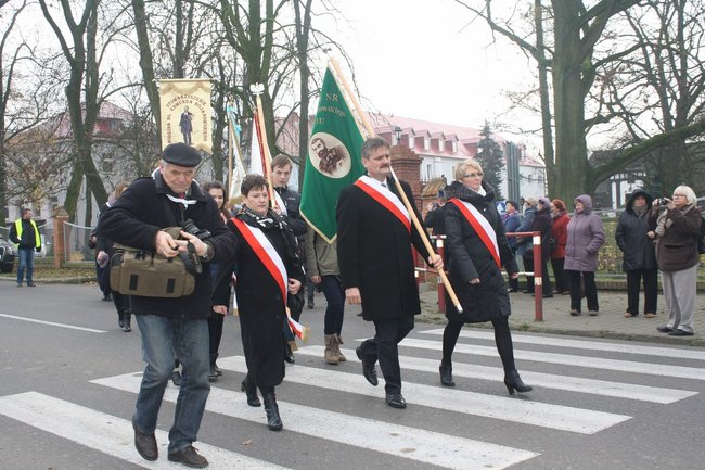 Biskup odsłonił tablicę - zdjęcia