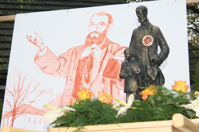 Biskup odsłonił tablicę - zdjęcia