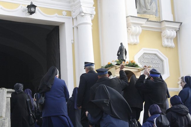 Biskup odsłonił tablicę - zdjęcia