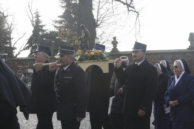 Biskup odsłonił tablicę - zdjęcia