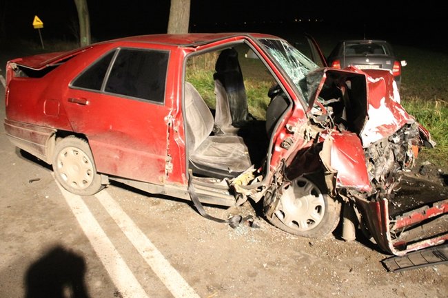 Trzy osoby ranne w wypadku - zdjęcia