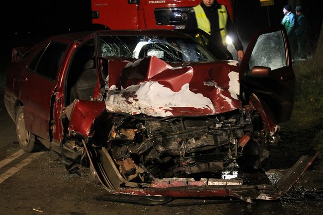 Trzy osoby ranne w wypadku - zdjęcia