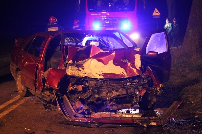 Trzy osoby ranne w wypadku - zdjęcia