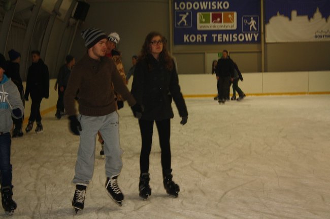 Pingwin i panda na lodowisku - zdjęcia