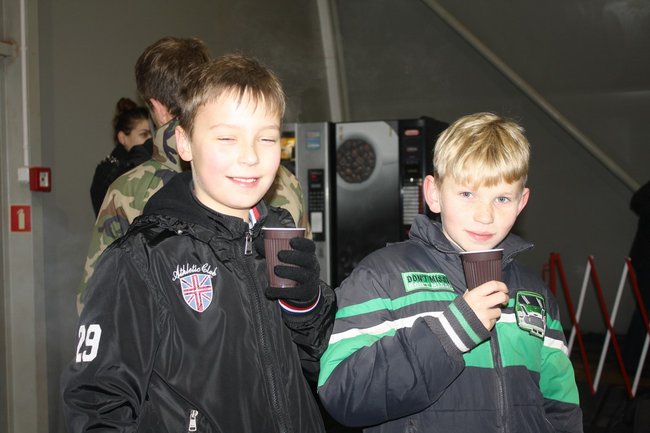 Pingwin i panda na lodowisku - zdjęcia