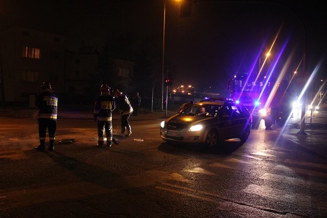 Rozbite auta zablokowały przejazd - zdjęcia