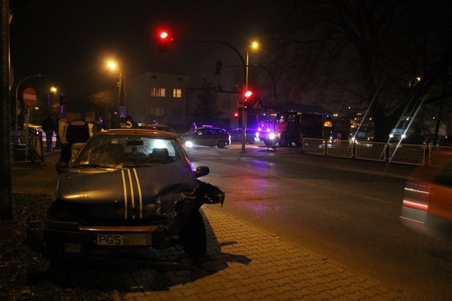 Rozbite auta zablokowały przejazd - zdjęcia