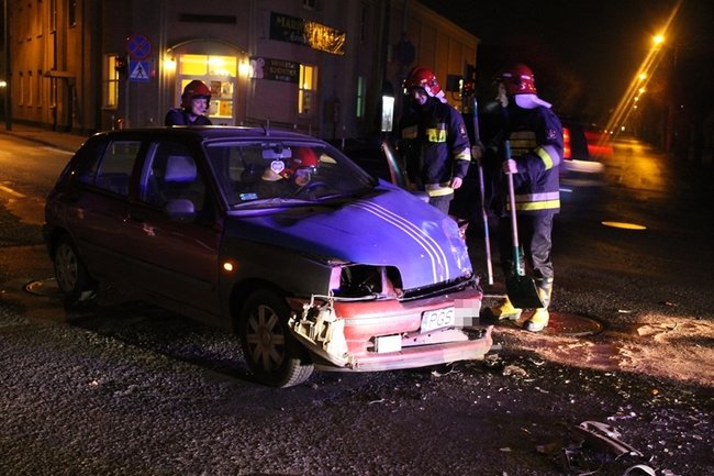 Rozbite auta zablokowały przejazd - zdjęcia