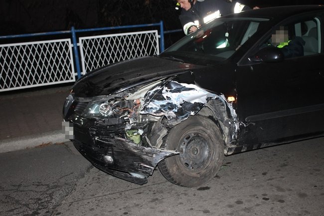 Rozbite auta zablokowały przejazd - zdjęcia