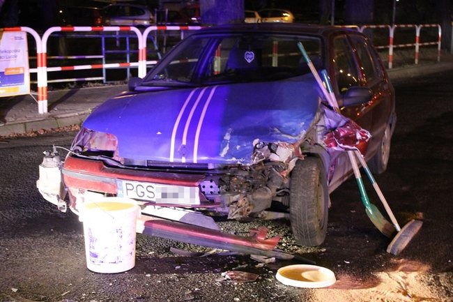 Rozbite auta zablokowały przejazd - zdjęcia