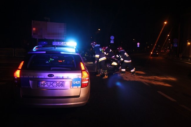 Rozbite auta zablokowały przejazd - zdjęcia