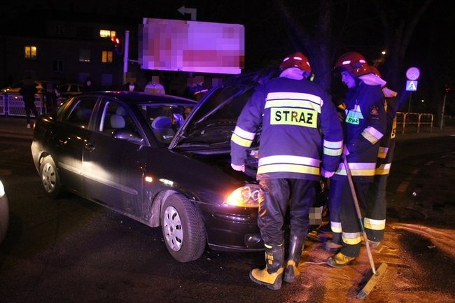 Rozbite auta zablokowały przejazd - zdjęcia