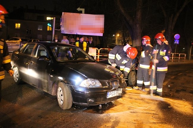Rozbite auta zablokowały przejazd - zdjęcia