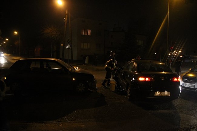 Rozbite auta zablokowały przejazd - zdjęcia